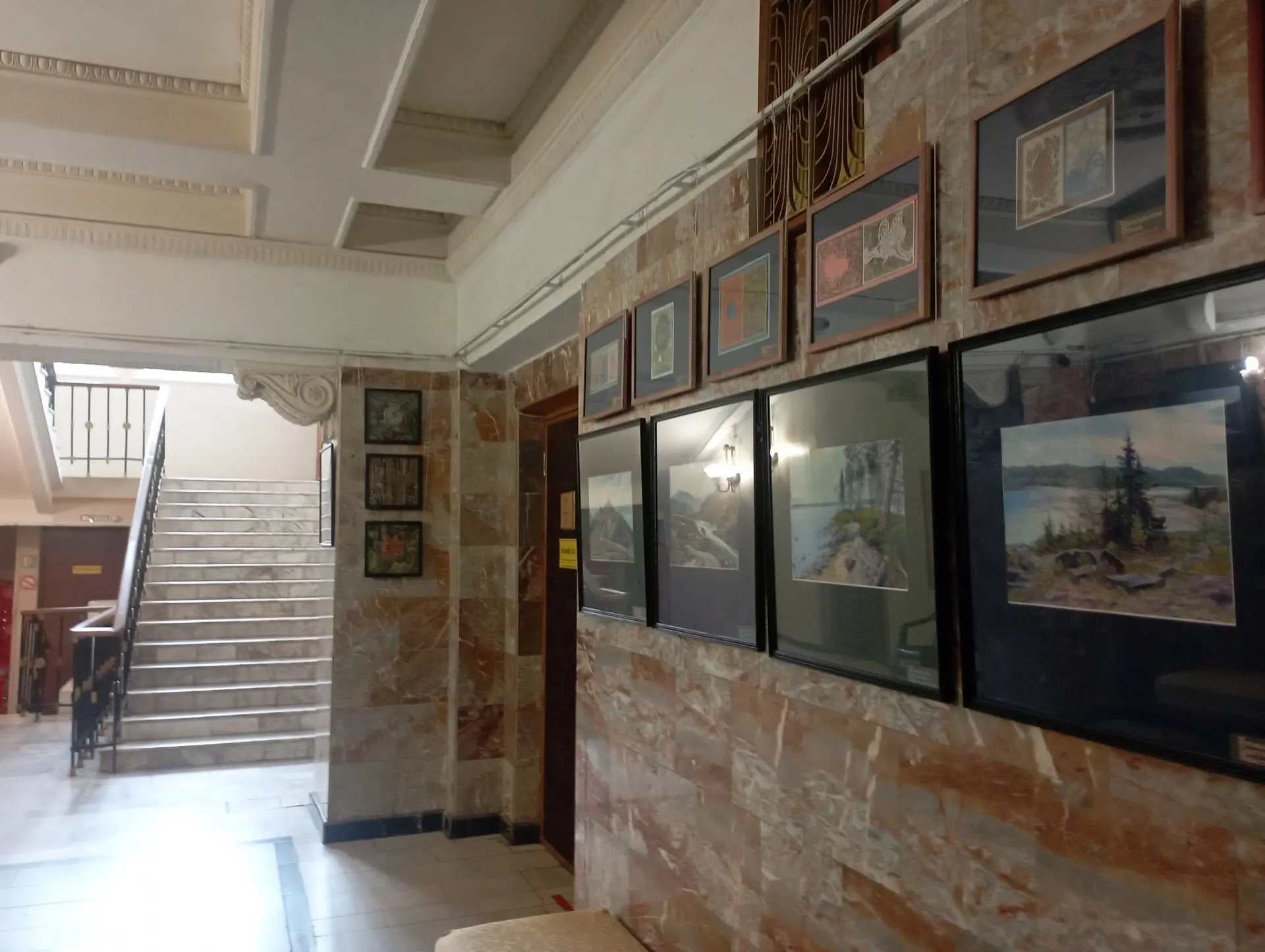 🎨 В честь Дня учителя в ДК ФЭИ открылась выставка выпускников Школы Студии Дизайна!