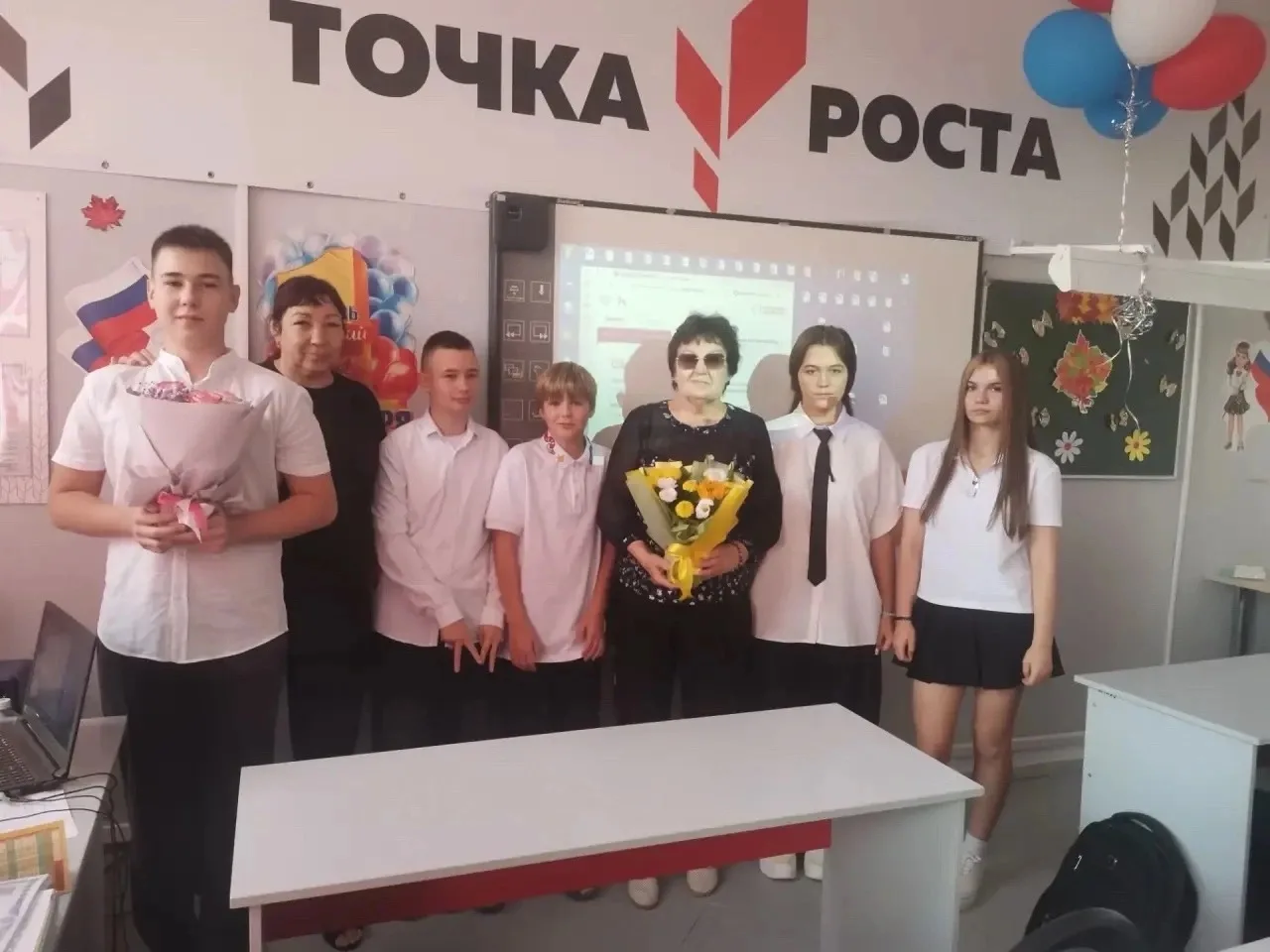 С замечательным и важным праздником "Первый звонок" 1 сентября классные коллективы и ро...