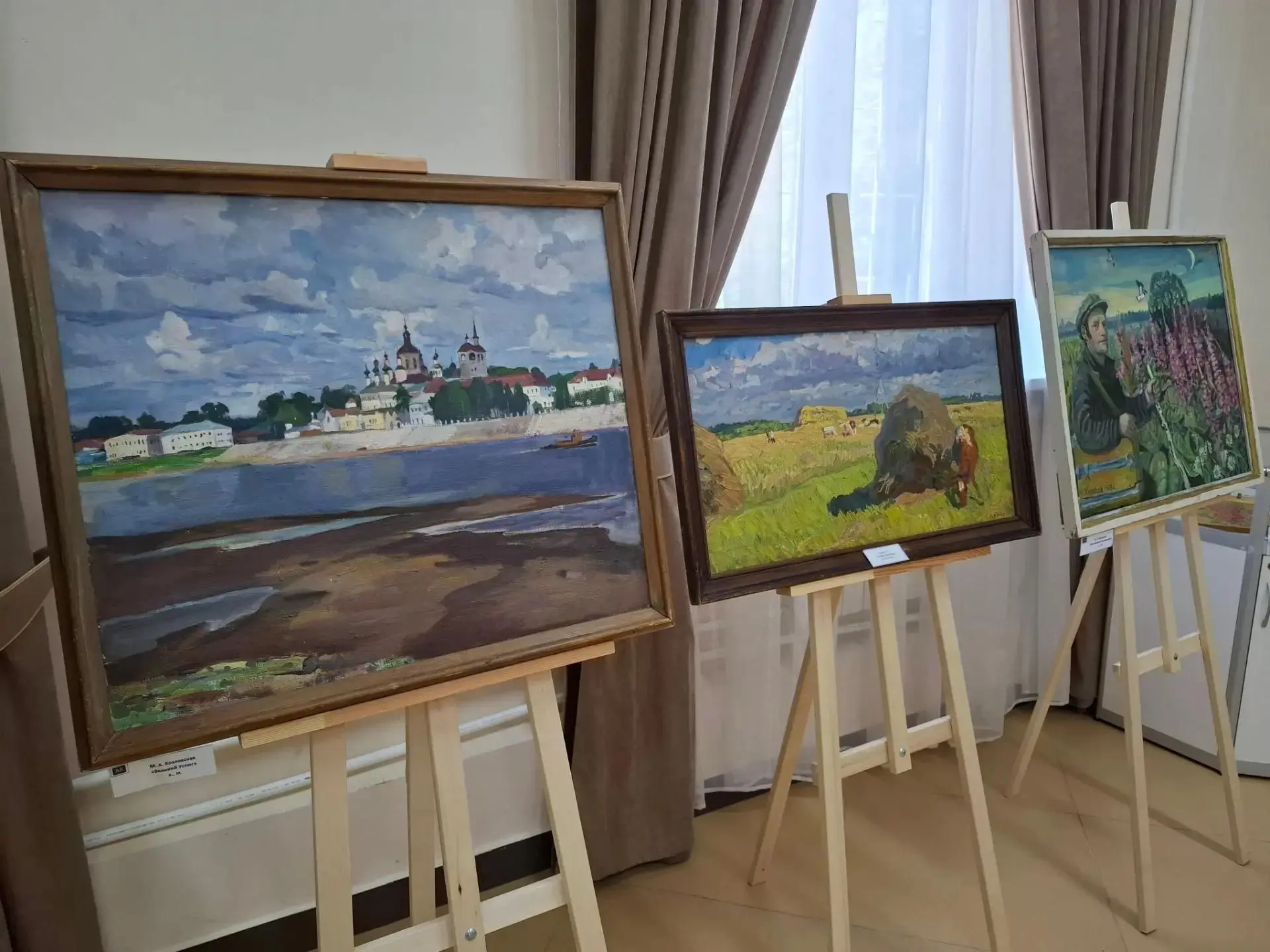 В музее оформлена выставка картин «С мультимедиа-гидом», информацию о которых можно пол...
