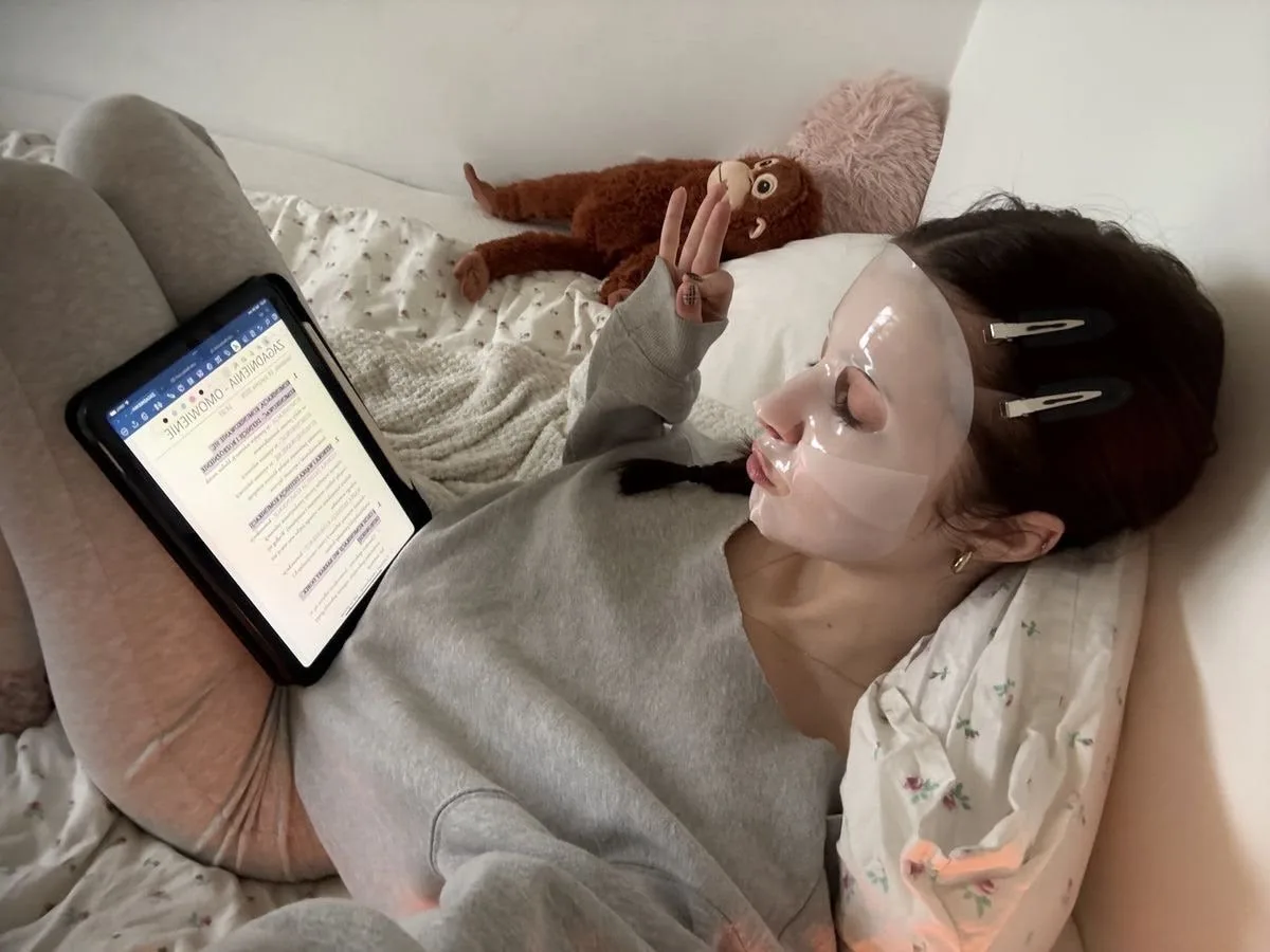 🧠 Странный факт про память
[Ты лучше запомнишь информацию, если будешь учить её в разных местах 💟]
