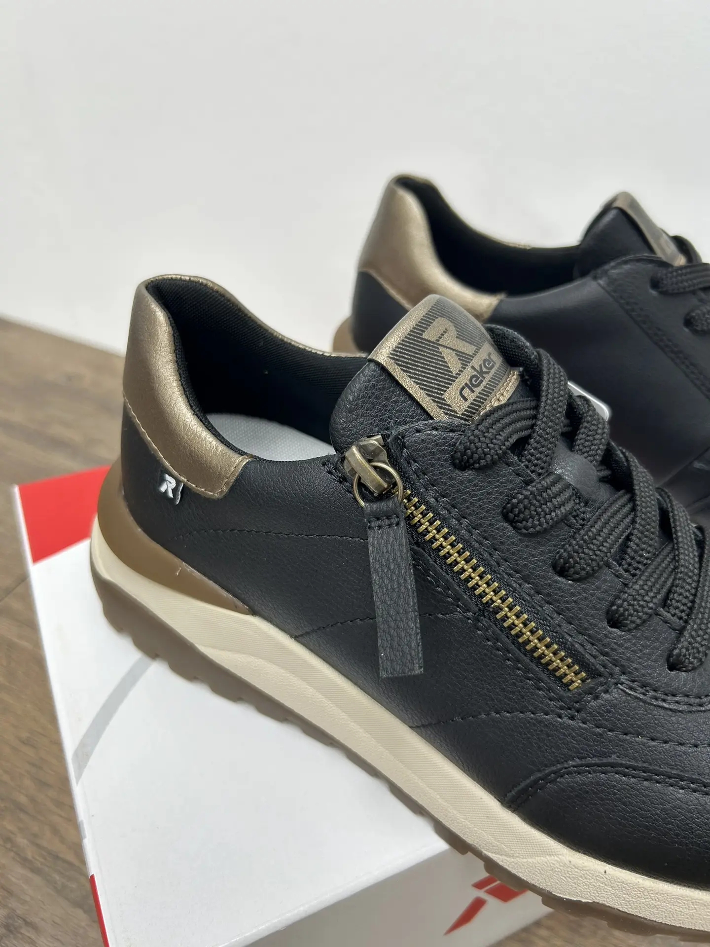 Кроссовки от бреда Rieker.

Выполнены из натуральной кожи. Сбоку есть молния.

Маркса - 37 38 39 40 