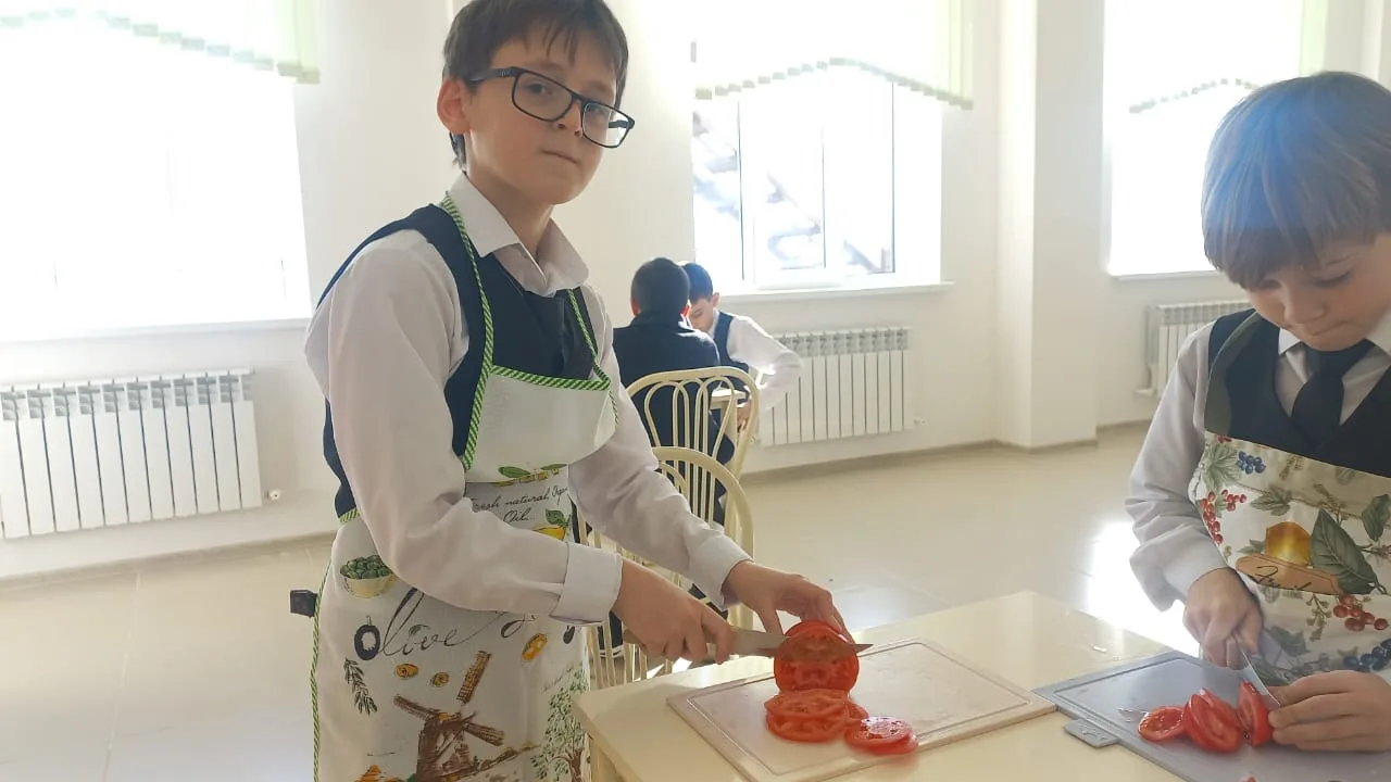 Урок технологии на тему "Обработка пищевых продуктов" был посвящен приготовлению бутербродов. После 