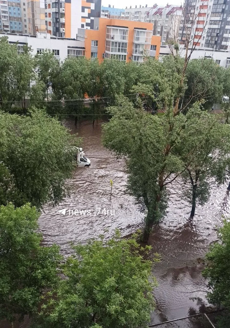 Понеслась! Весь Челябинск поплыл

В том числе и улица Братьев Кашириных, которую только вчера чистил