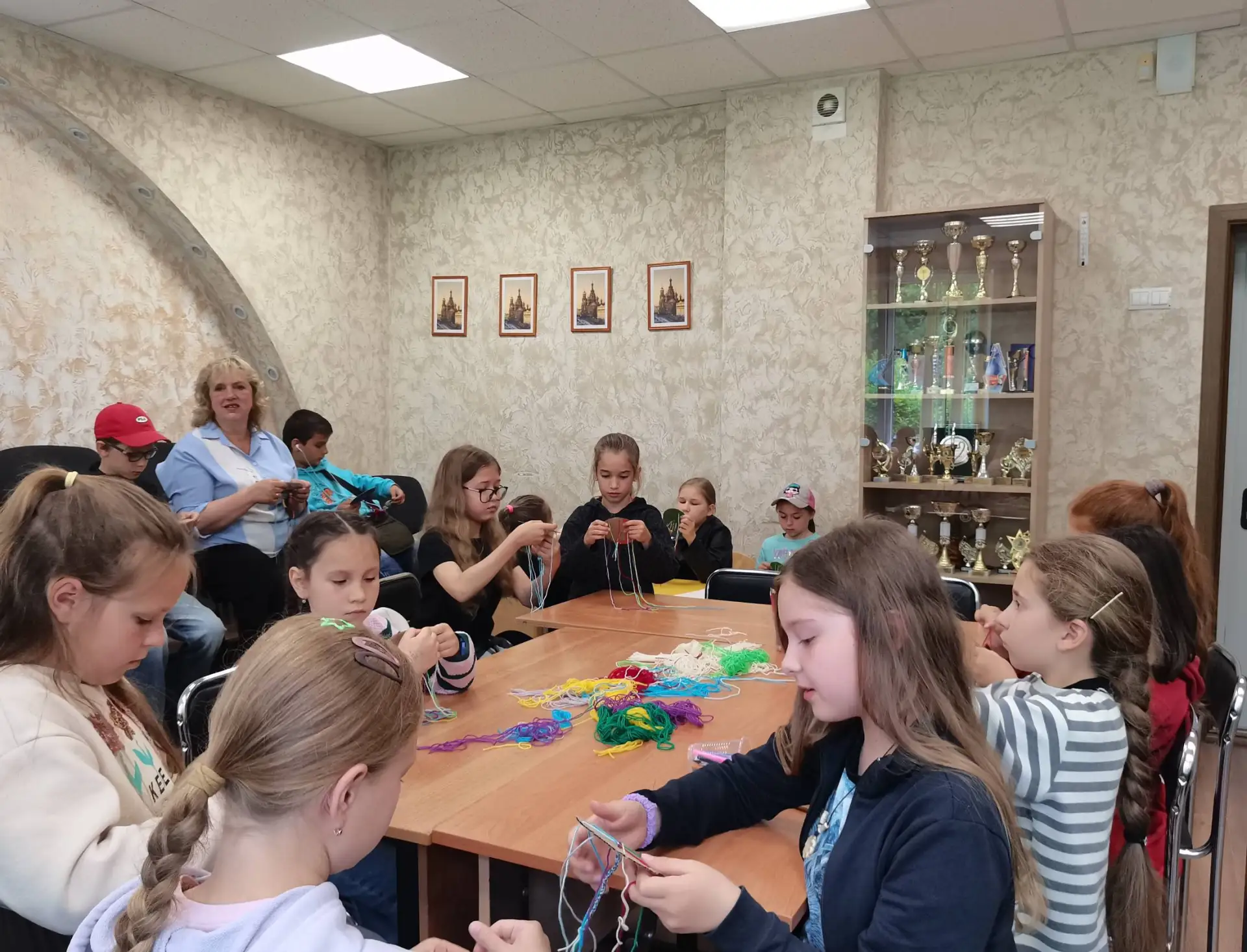 Сегодня, в гостях у летнего лагеря "Лира", мы устроили настоящий праздник плетения ярких браслетов. 
