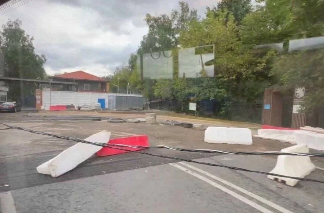 Соседи увидели, что на улице Красная Сосна уже давно опасно висит кабель. Говорят, что ...