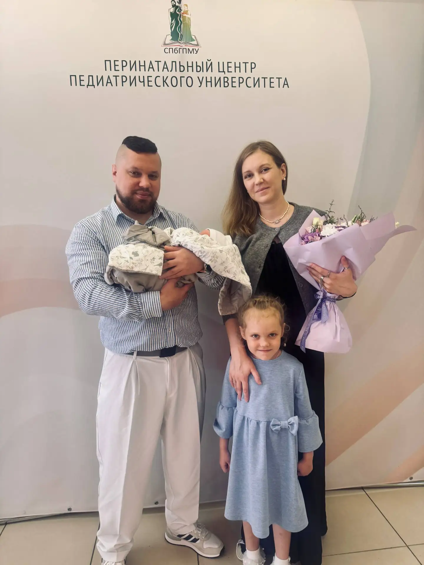 С дочкой забрали жену и братика из перинатального центра. Мы все тотально рады пополнению в семейств
