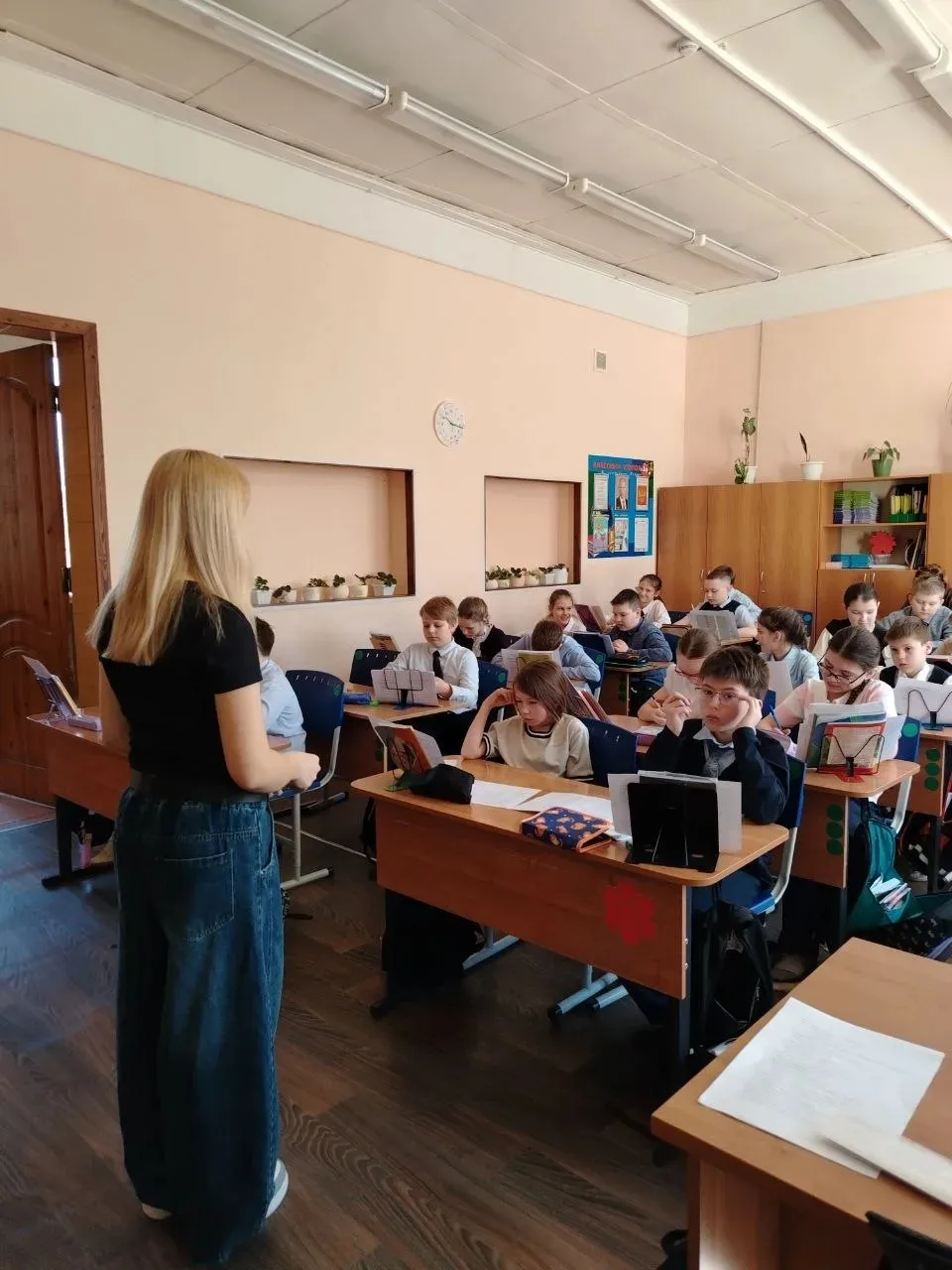 16 апреля в рамках недели Естественно-научного цикла "Знай наших" ученицами 9В класса был проведен у