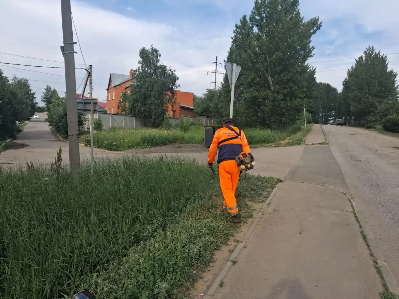 🌱Продолжаем активные работы по покосу на территории района

🍃Специалисты МБУ «Служба благоустройст