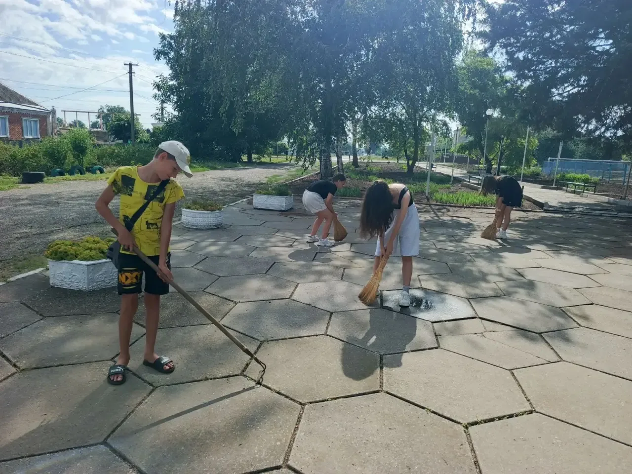 Летние каникулы — не повод забывать о любимой школе! ☀️

Наши ученики продолжают заботиться о чистот