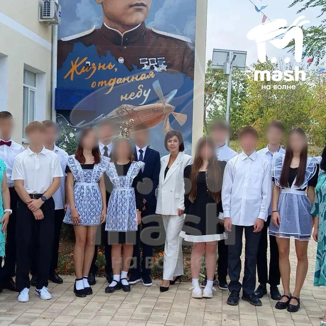 На фото класс, который находился на рухнувшем балконе.  Трое ребят в тяжёлом состоянии, в эти минуты