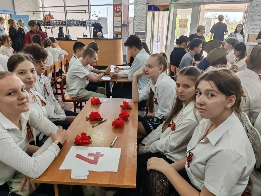 📢 8Б класс принял участие в викторине ко Дню Победы!  Сегодня, 5 мая, ученики 8Б класса с азартом и 