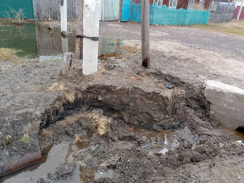 Село Большое Чаусово - скоро столб линии электропередачи совсем подмоет и он упадёт.  Какие инстанци