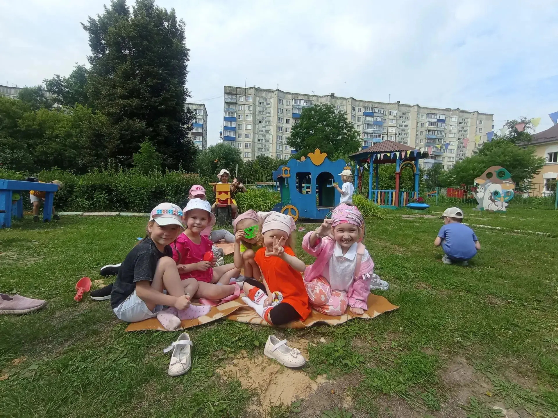 ☀️ Лето радует теплом, а дети с увлечением играют в песочнице, мастерят песочные замки и прокладываю
