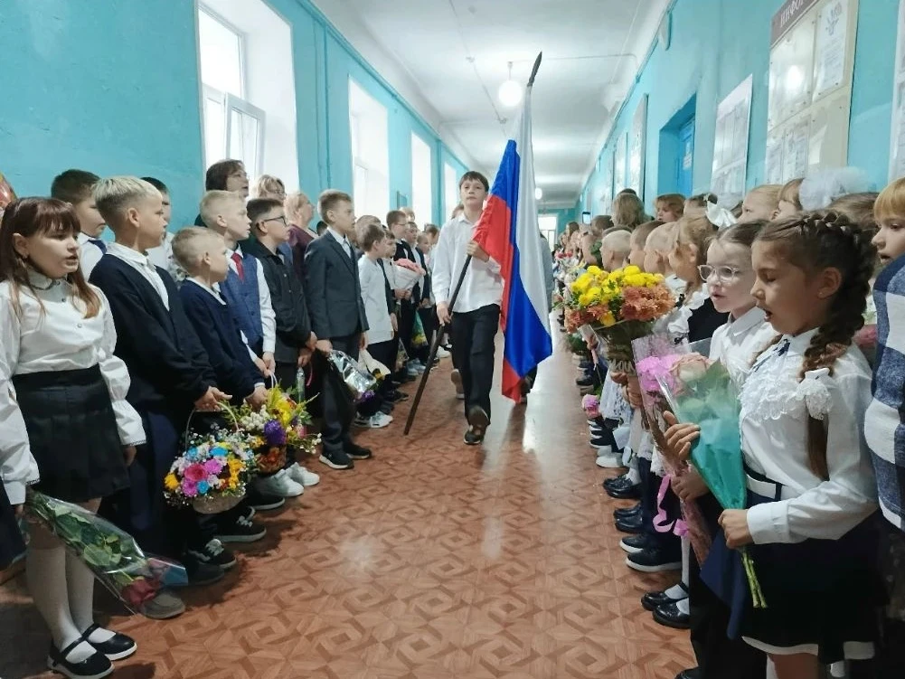 Глава Спировского муниципального округа Дмитрий Михайлов поздравил с началом нового уче...