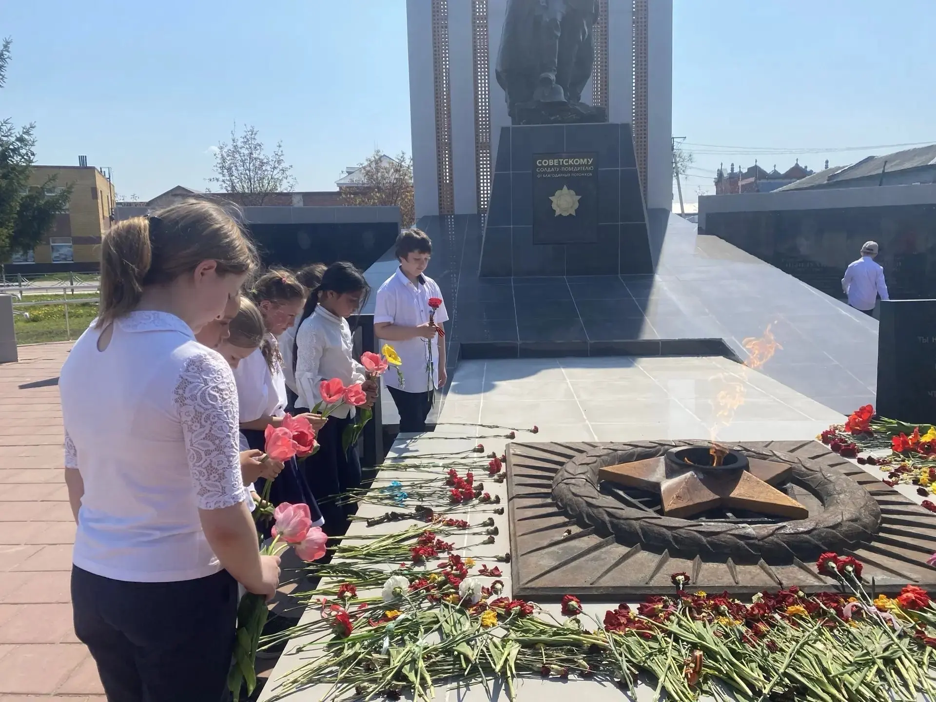 Память, которая живёт в сердцах: экскурсия учеников 3-го «Д» класса к памятнику Советскому Солдату-П