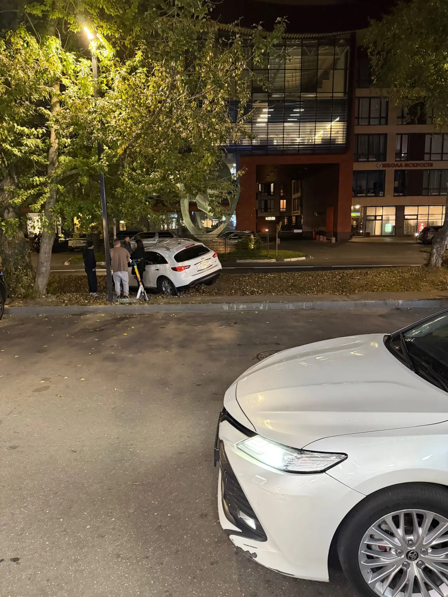 Вчера в Новогорске женщина на Infiniti не смогла выехать с парковки на Заречной 11/2.