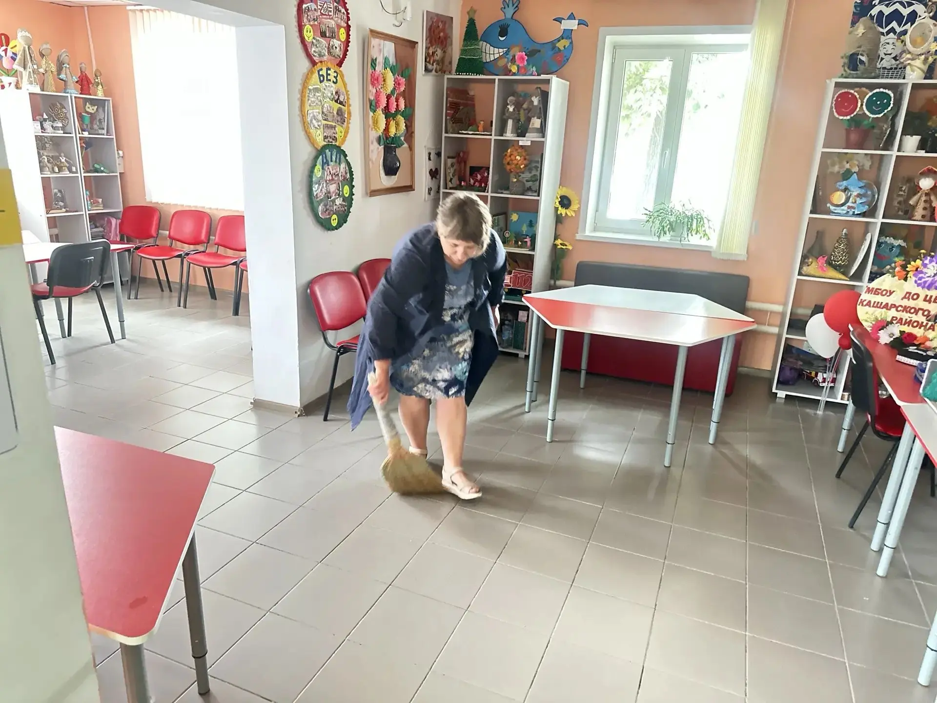 🏫 Новый учебный 📚год будем встречать с чистотой и уютом! 🌟 
✨В Центре внешкольной работы кипит ра