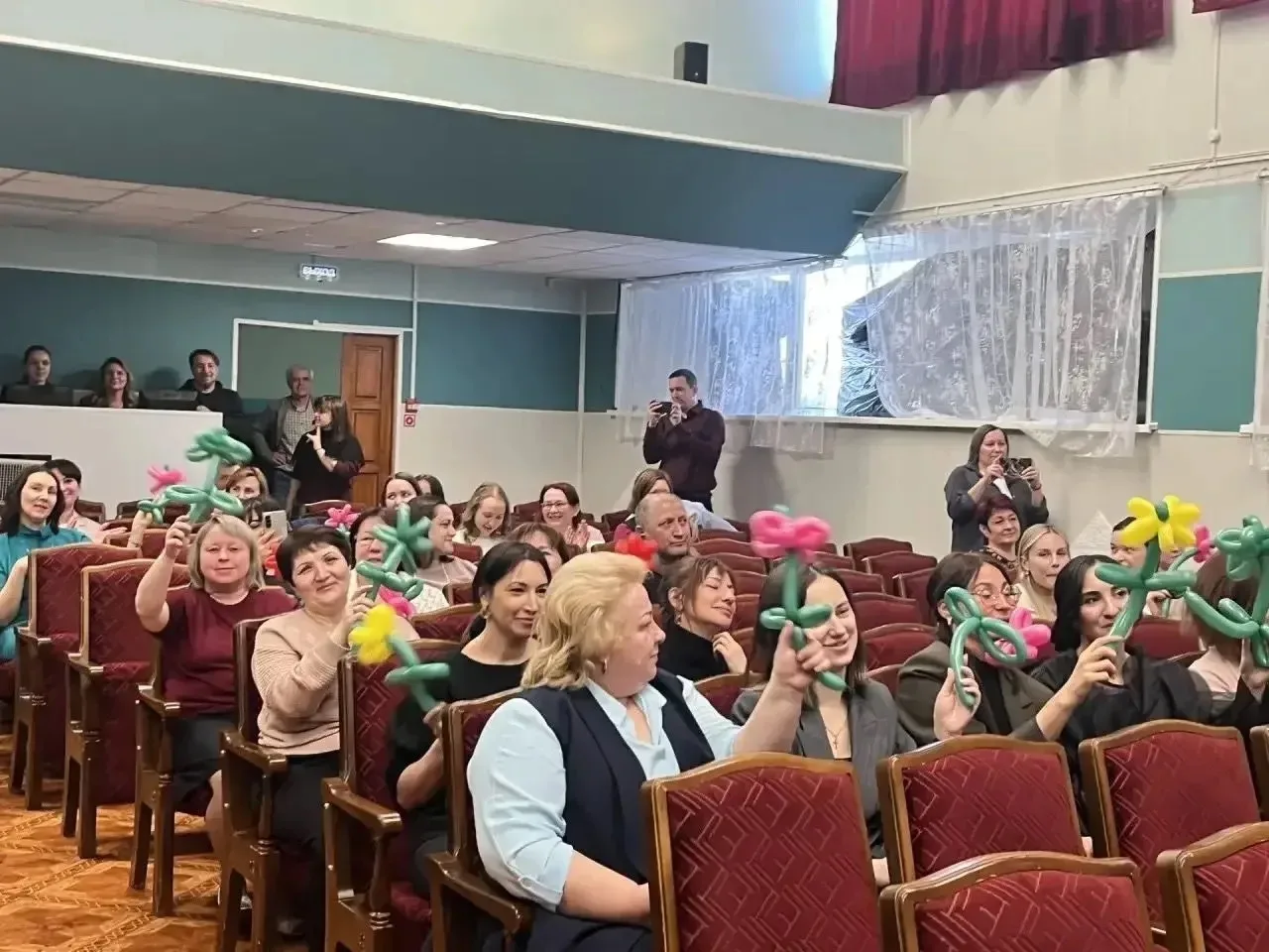 Поздравляем наш прекрасный женский коллектив!  В преддверии международного женского дня прошел празд