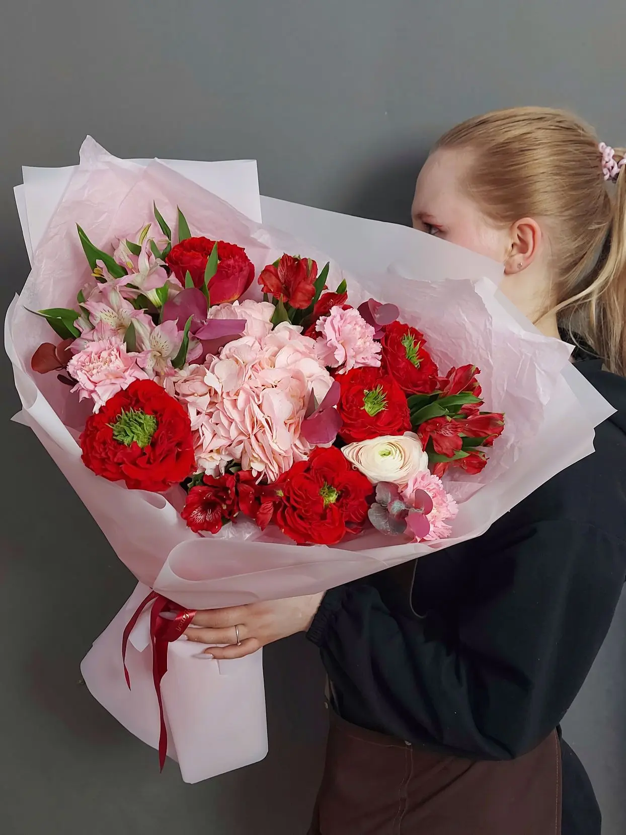 🌸Авторский букет в нежной гамме с гортензией и пионовидными розами сорта "Ред Монстер" 

🌿Стоимост