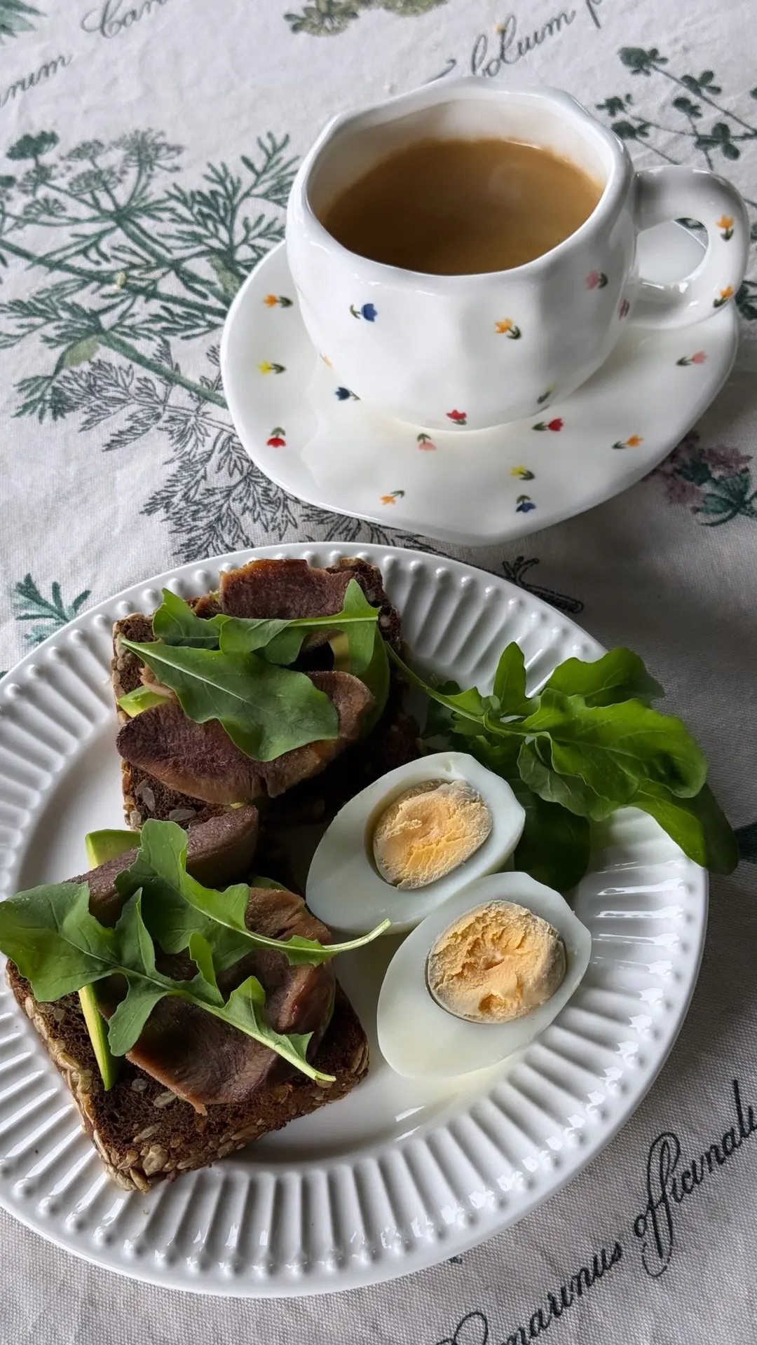 Всем привет! На днях я готовила настоящий деликатес🤩

Говяжий язык после варки храню в контейнере с