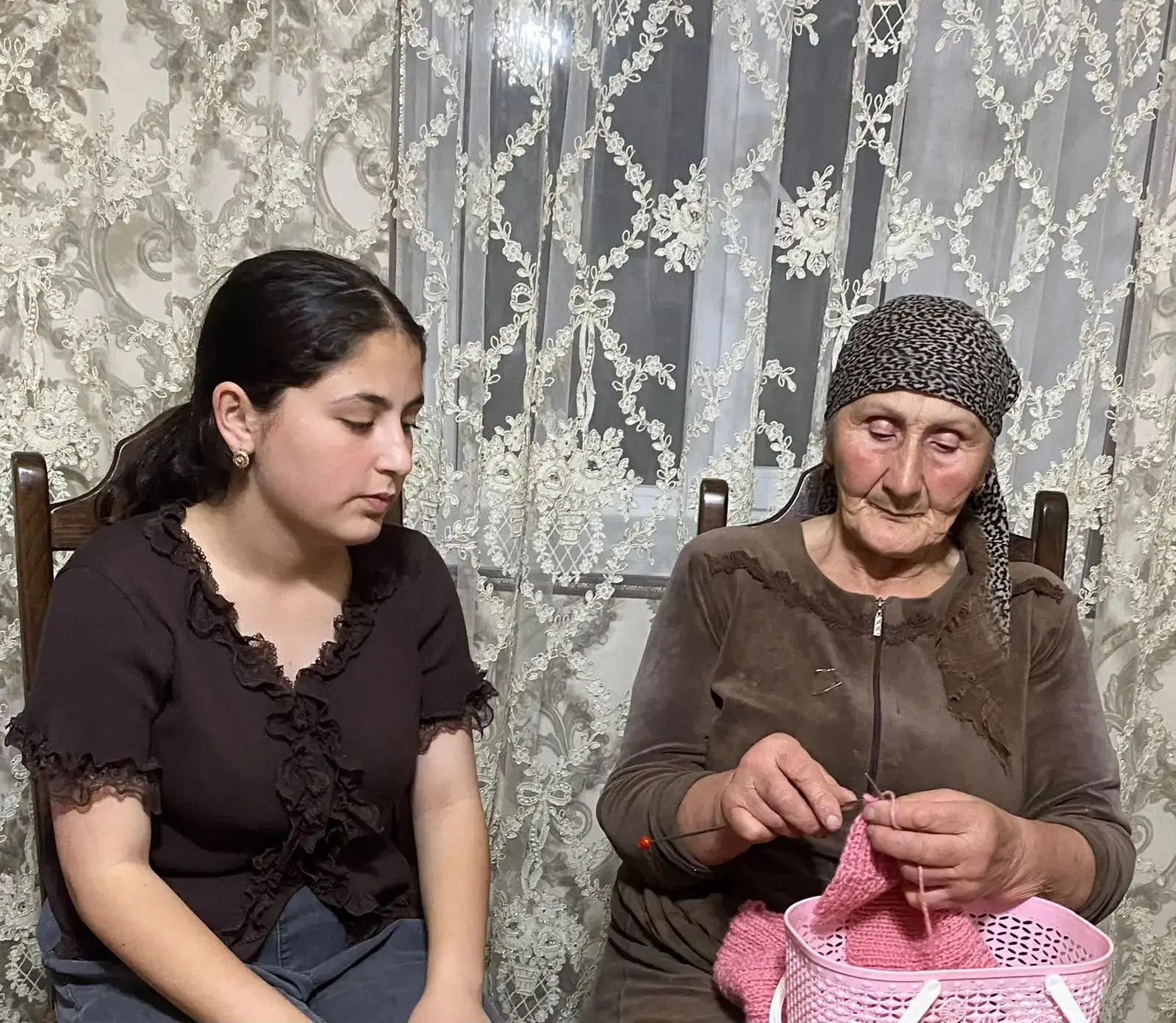 💝 Ученица 9 класса Гебенова Амира поздравляет свою бабушку с Днём пожилых людей!