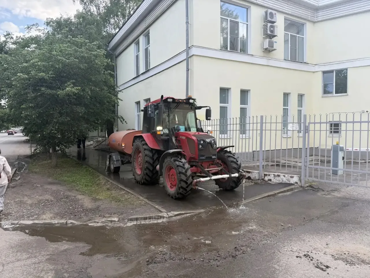 Подводим итоги уборки и благоустройства областной столицы за 16 июня:

▫️В дневную смену на уборке г