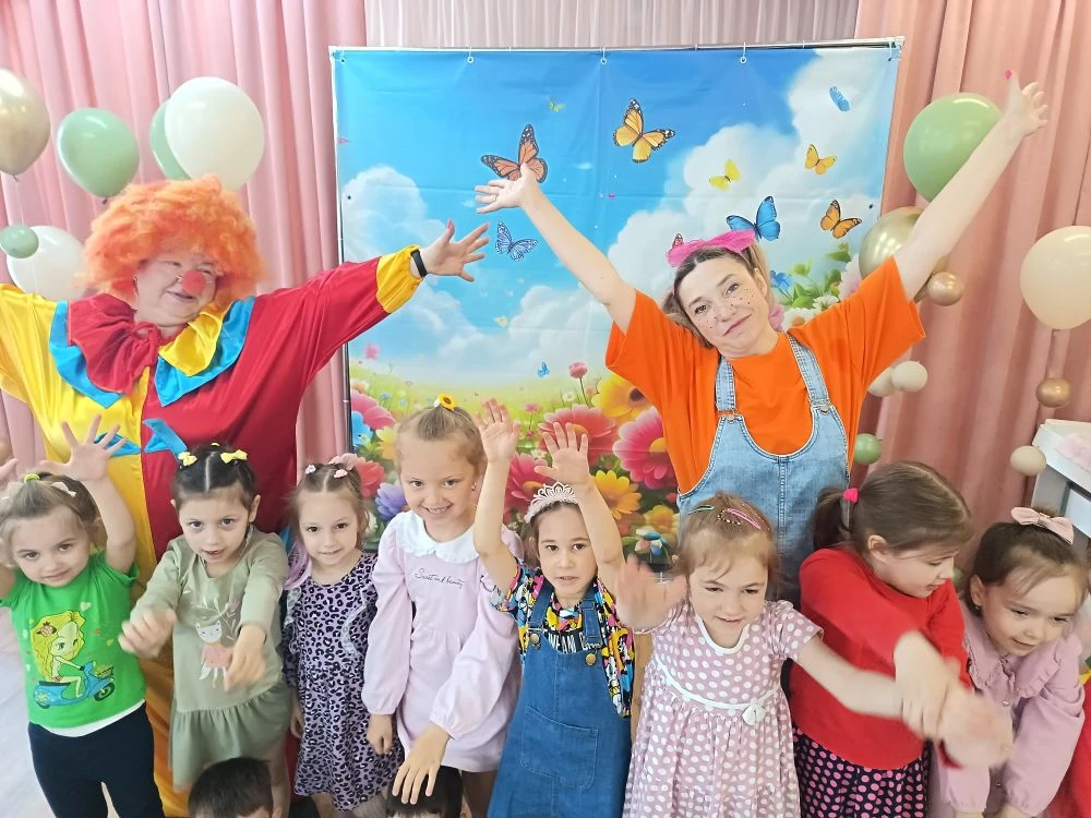 Сегодня в гости к ребятам нашего детского сада приходила Веселушка и клоун Клепа! Они с ребятами вес