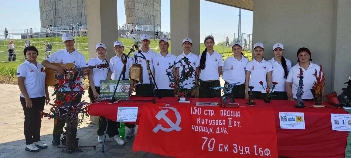 Поисковики из Азовского района развернули свою уникальную выставку «Железо войны — во славу Мира» на