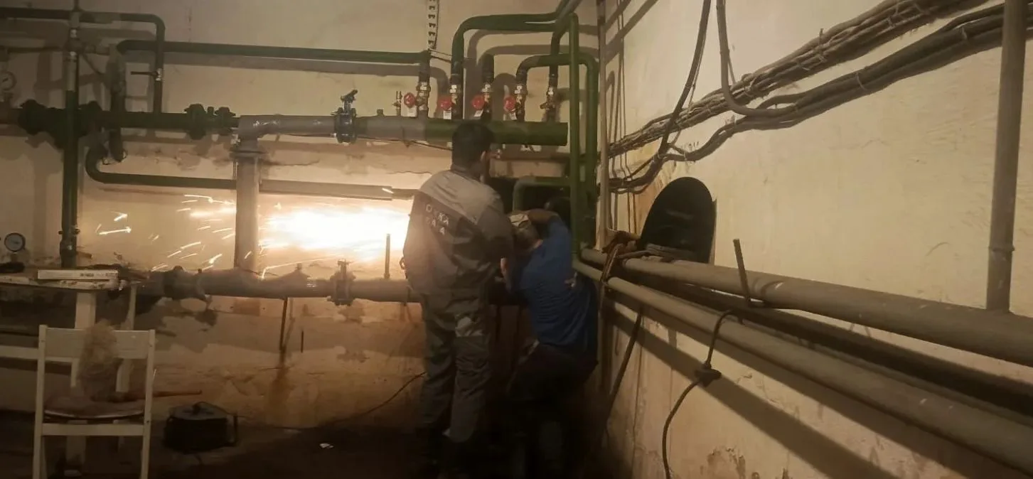 Специалисты аварийно-восстановительного отряда Центра оперативного контроля ЖК и ДК Куз...