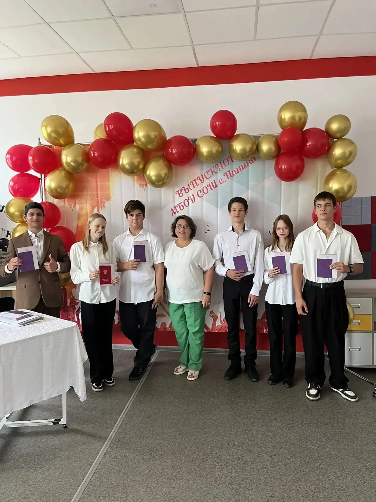 🎉 Ура! 🎉

В пятницу наши девятиклассники получили свои аттестаты! 🥳

Это не просто документ — это
