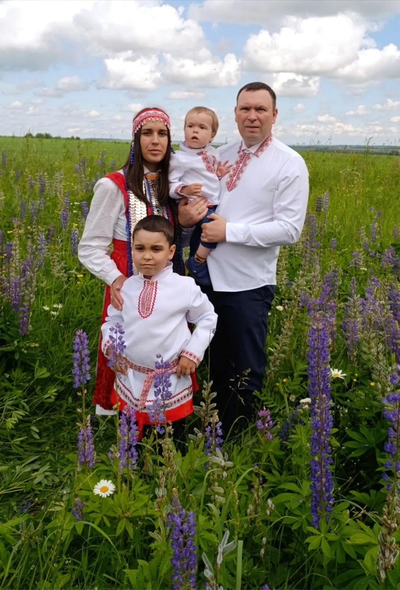 Семья Мироновых из группы "Умнички" присоединилась к фоточелленджу «Моя семья в национальном костюме