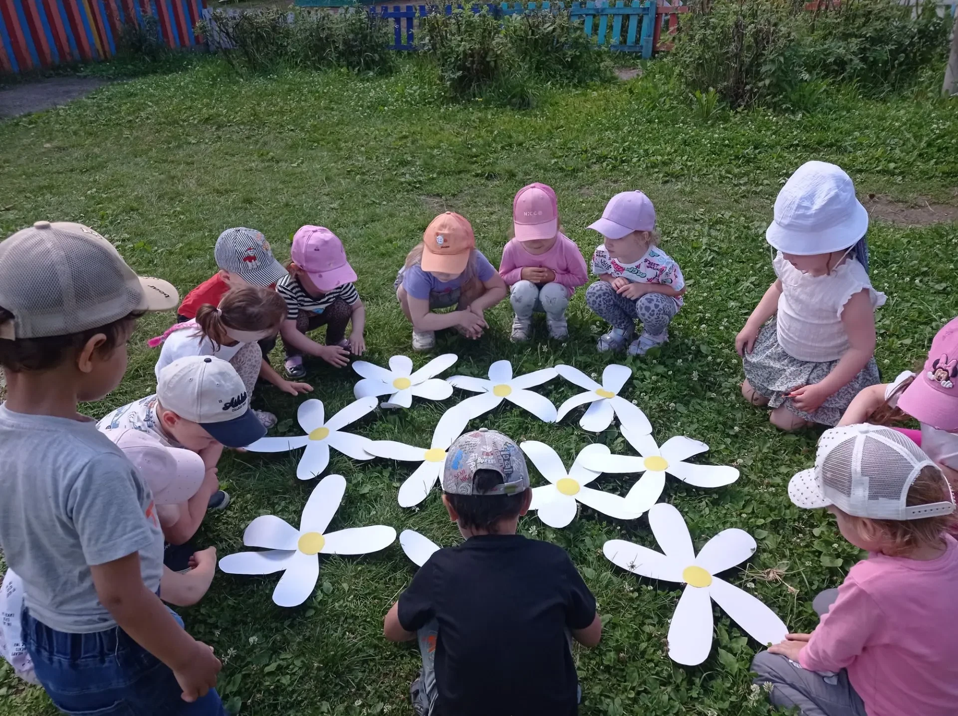 Маленькое солнце на моей ладошке –
Белая ромашка на зеленой ножке.
🌼🌼🌼🌼🌼🌼🌼🌼🌼🌼🌼🌼🌼8 июля 