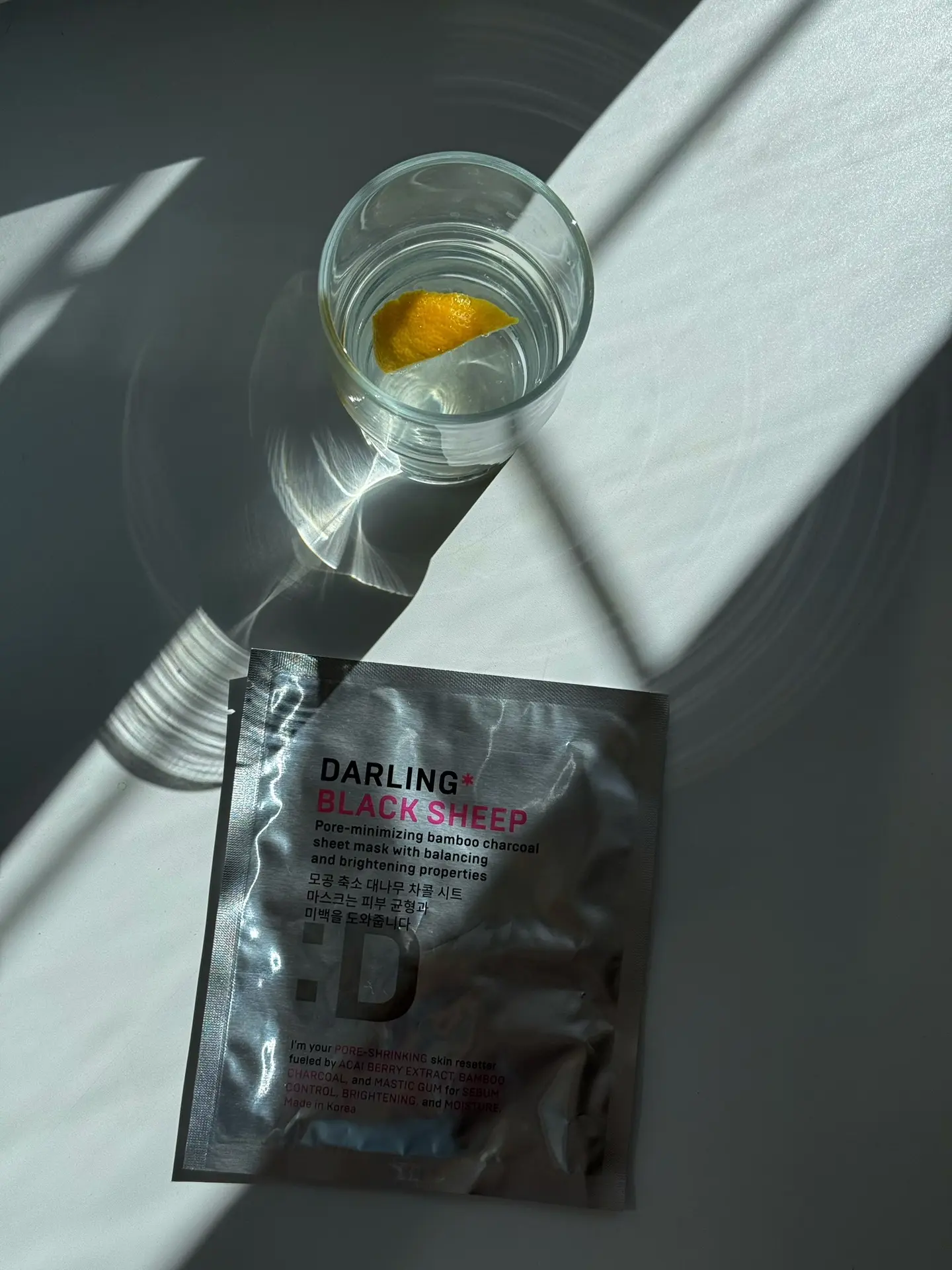 Утро-детокс 🤩🍋

Внутрь стакан воды с лимоном, на лицо маску DARLING* black sheep

Тканевая маска с