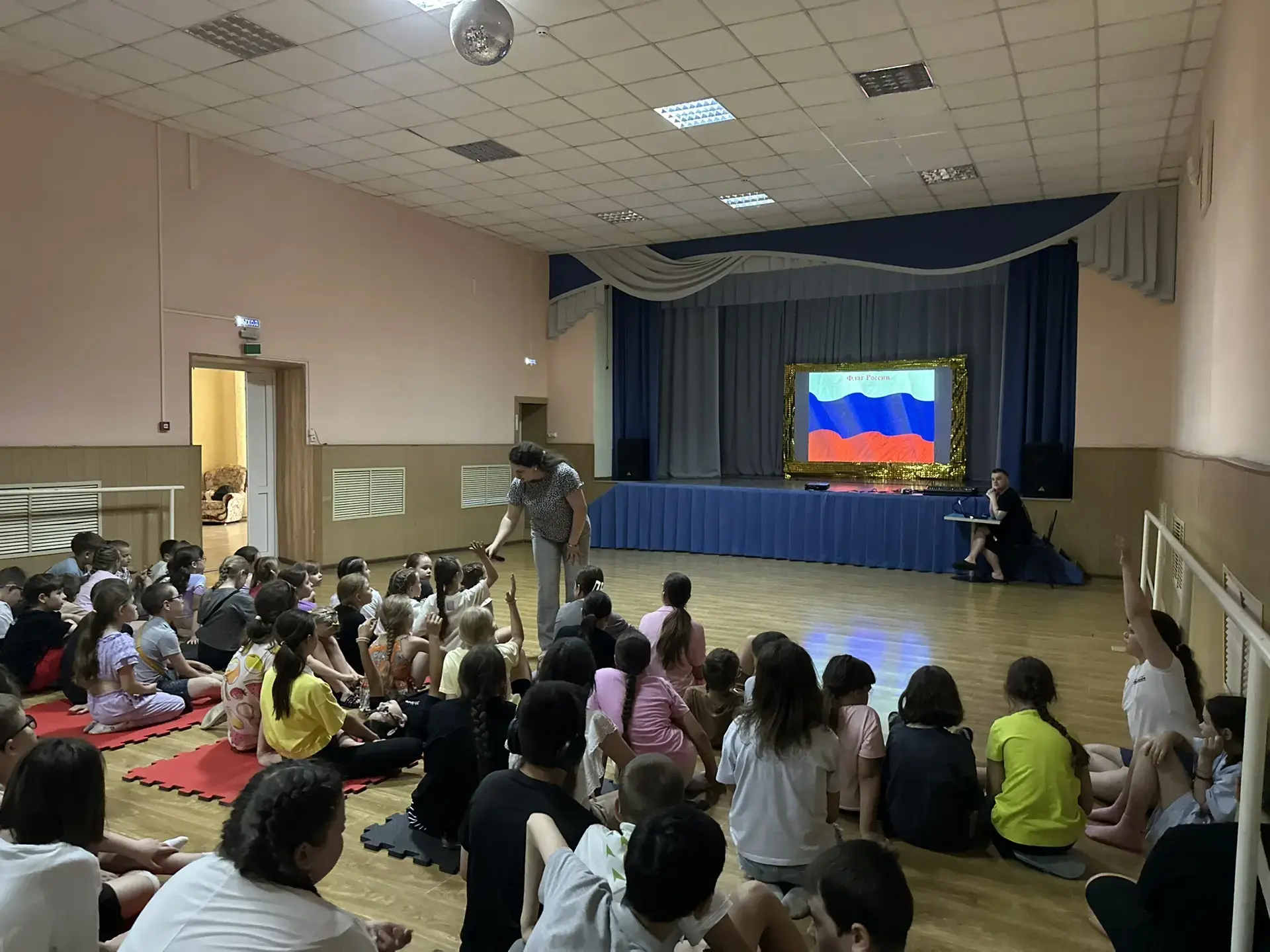 Музыкально-поэтический вечер «О России с любовью» 

На площадке ДК РДВС для детей провели увлекатель