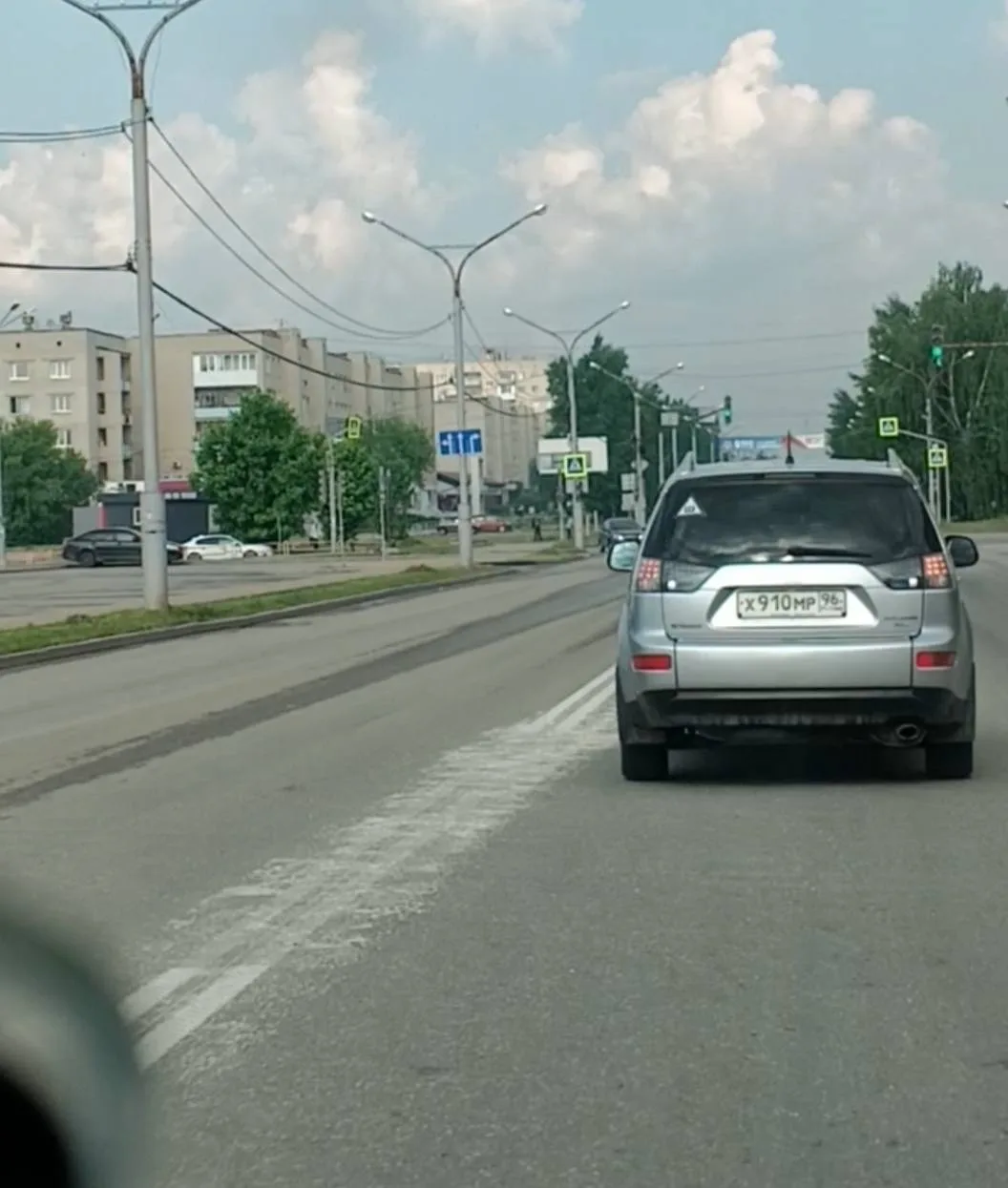 В Каменске-Уральском на проспекте Победы подтёрли ошибочную разметку на поворотах    Подписаться | П