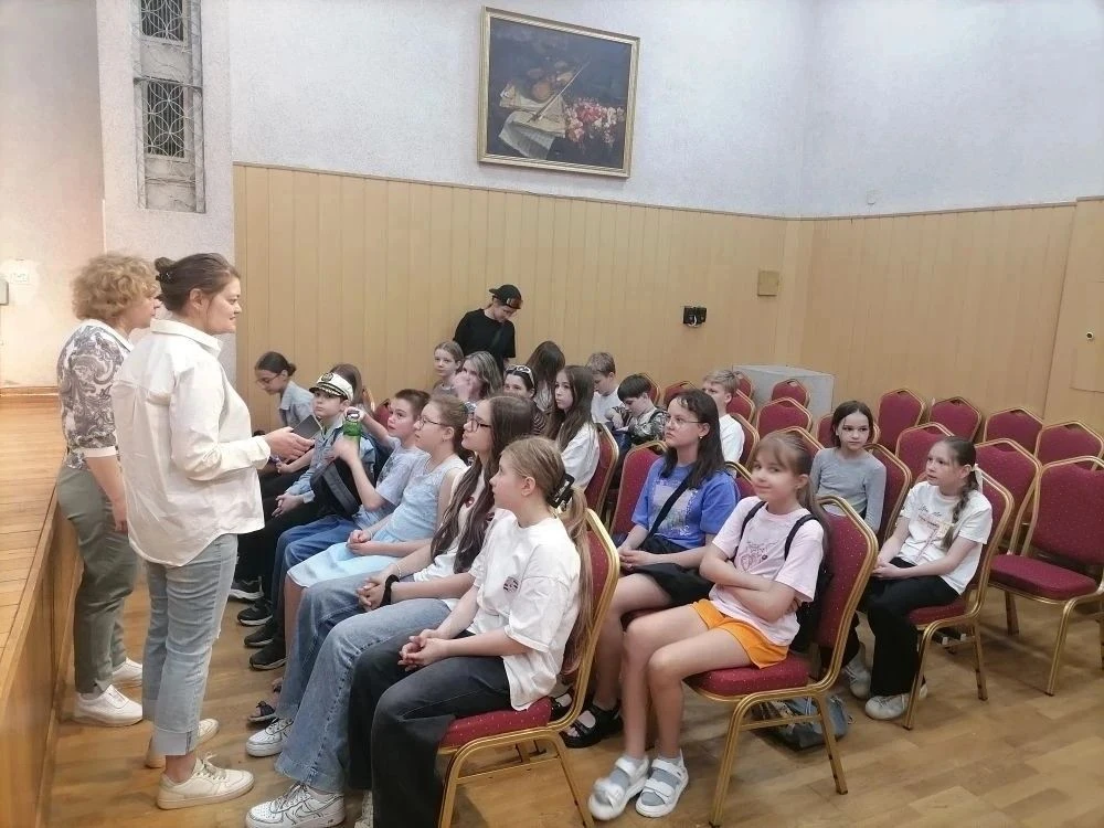 В рамках Года единства народов России ученики 5 «А» класса вместе с  классным руководителем Фоминой 