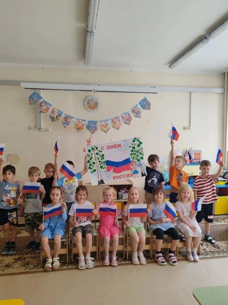 🌼ТВОРЧЕСТВО В ПРАЗДНИК
 
Что мы Родиной зовём?
Дом, где мы с тобой живём,
И берёзки, вдоль которых
