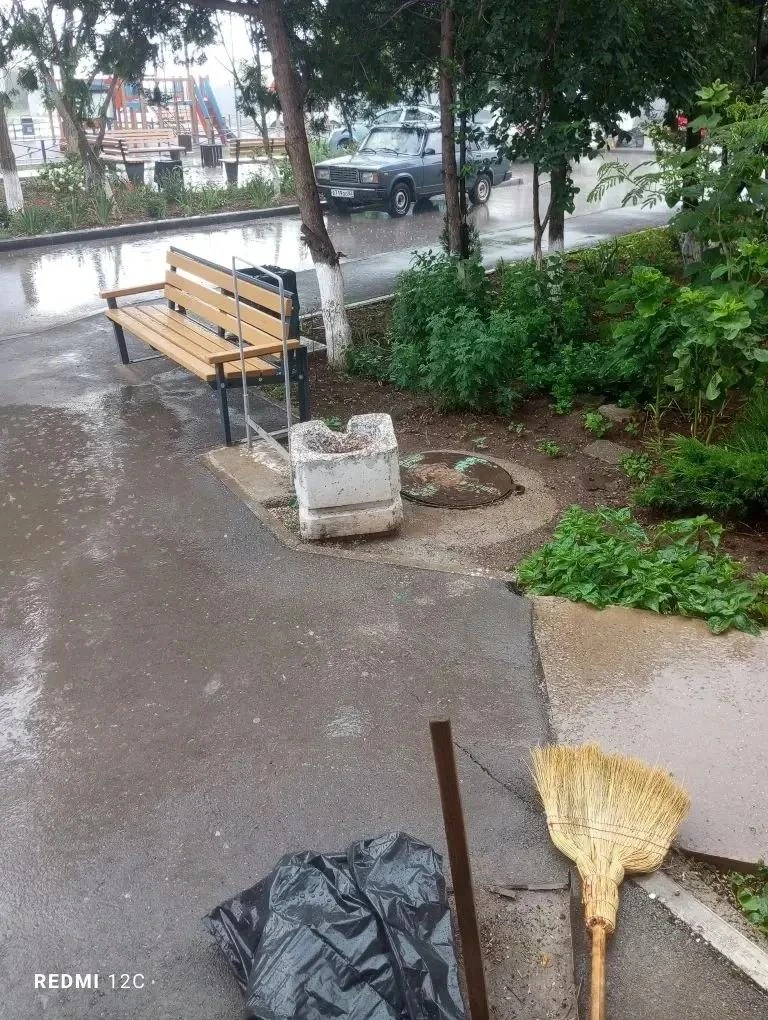 Уборка придомовой территории 08.06.26 г. по ул.Набережная 7
