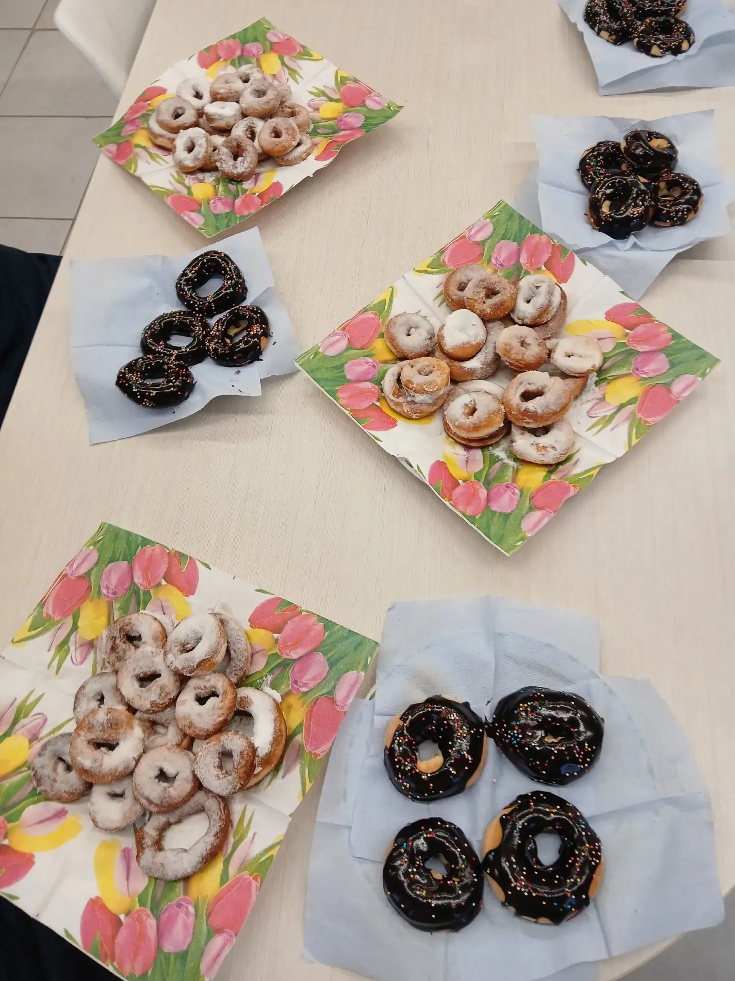 Пончики — это любовь с первой золотистой корочки! 🍩

Казалось бы, просто пышное дрожжевое тесто в ф