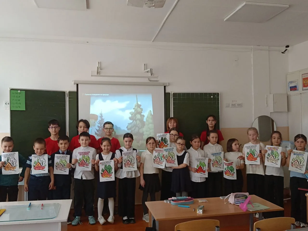 "Берегите лес от пожара!"    Дружина юных пожарных "Искра" МБОУ лицей №3 " проводит противопожарные 