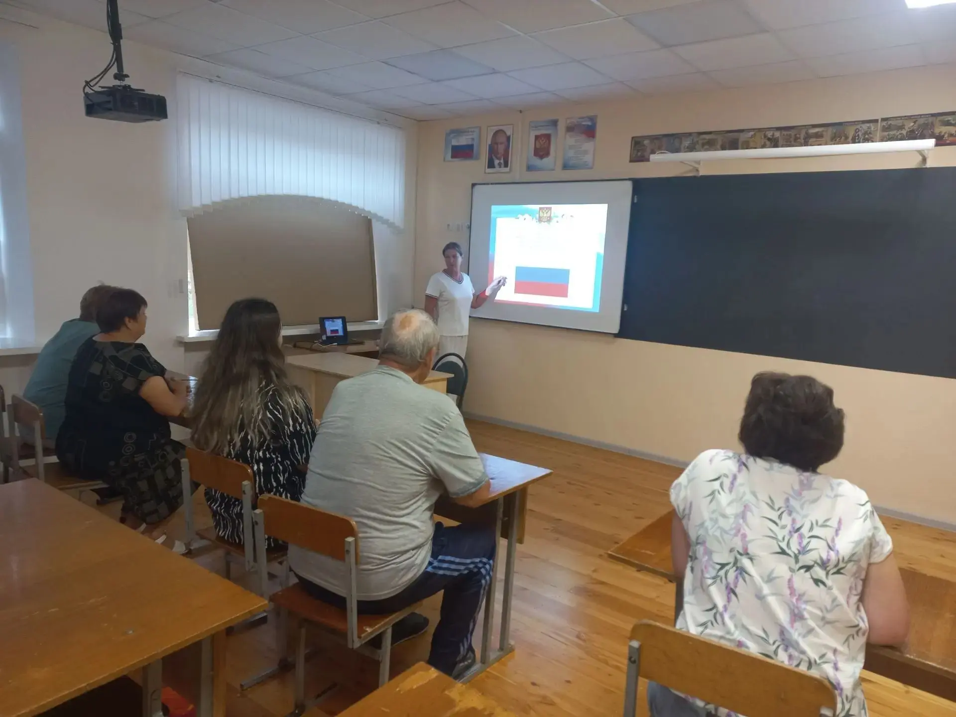 🇷🇺 Сегодня в нашей школе прошёл патриотический час «Российский триколор», посвящённый...