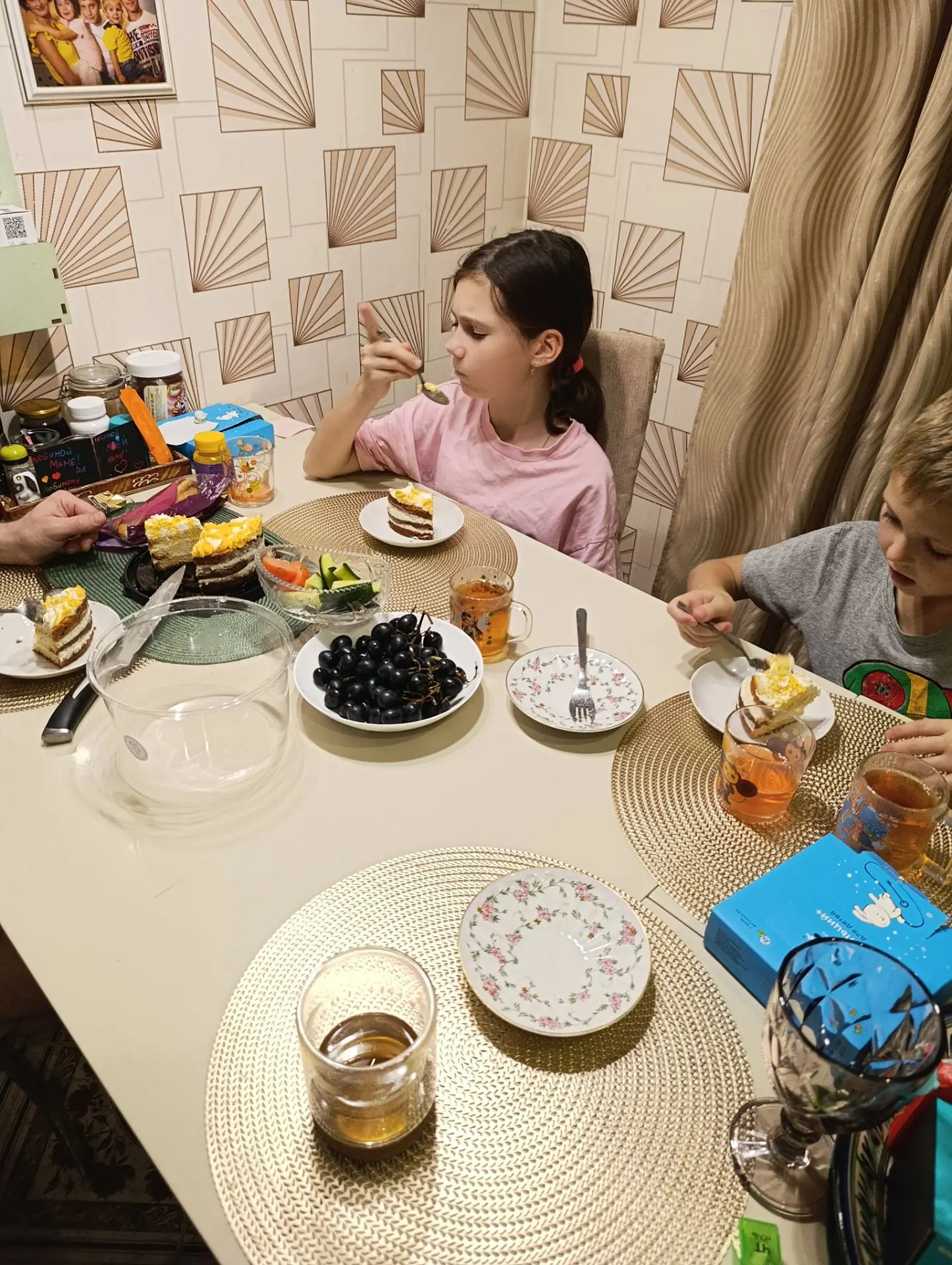 А они сидят и соблазняют меня тортиком😡