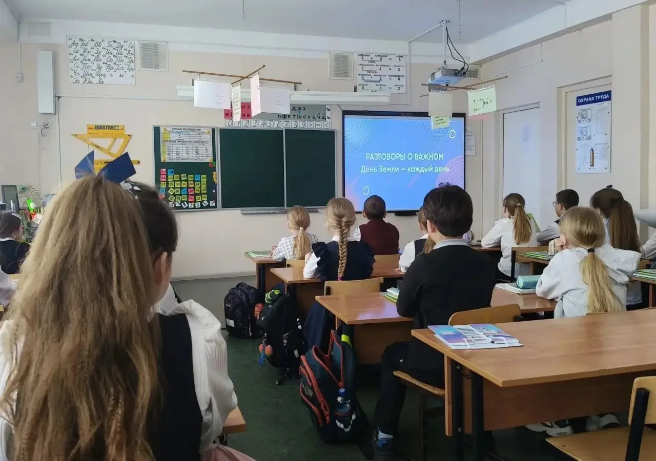 С чего начинается неделя в нашей школе? 🇷🇺  Каждый понедельник в нашей школе - это торжественное и в