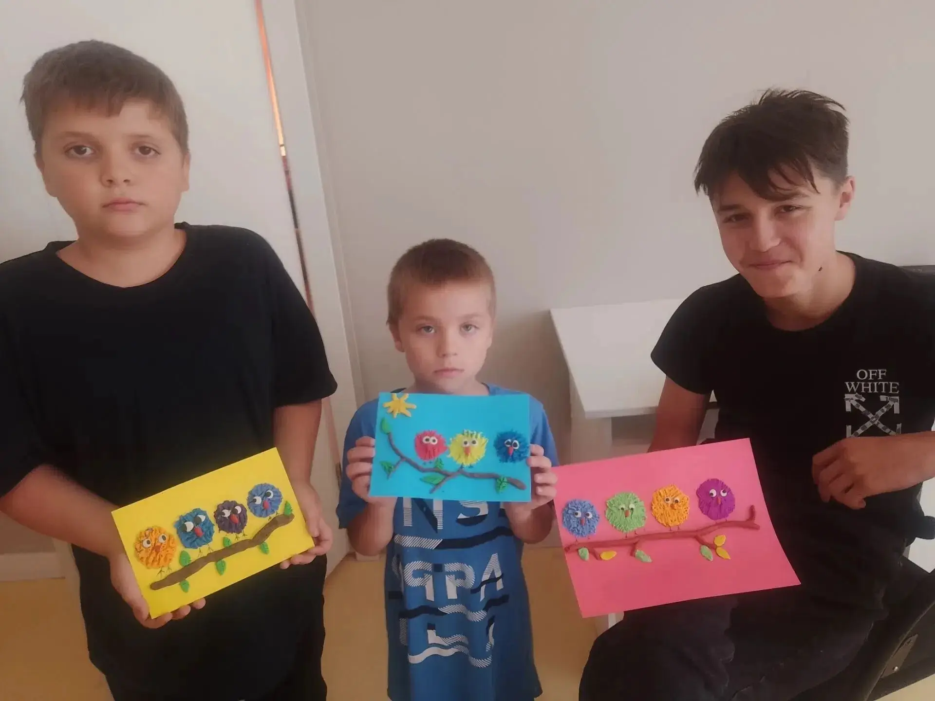 В группе поселились яркие и необычные пластилиновые птички 🐦.