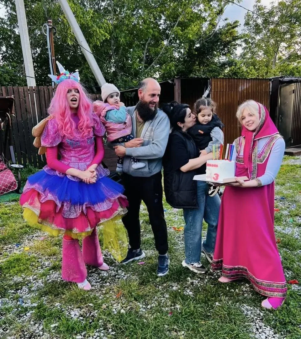Семейная фото акция «Счастье — быть вместе!» 👨‍👩‍👧‍👦❤️
Семья воспитанниц нашего детского сада Гл