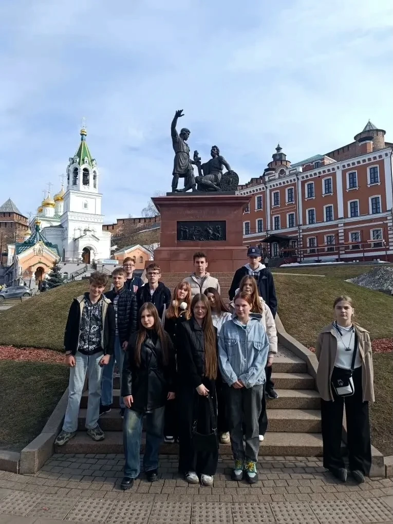 🤝 Единство – путь к Победе! 

⏳ Наши восьмиклассники, под руководством учителя истории Таисии Андре