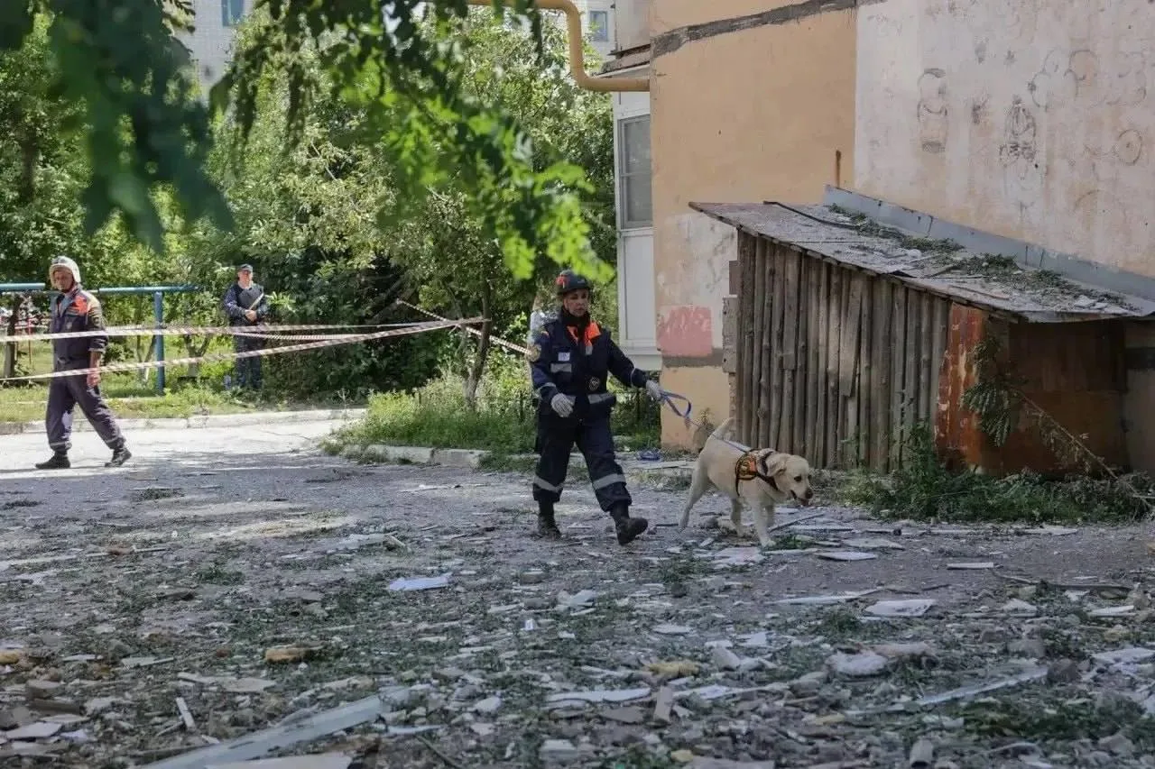 🚨 БПЛА частично разрушил подъезд пятиэтажки в Гуково