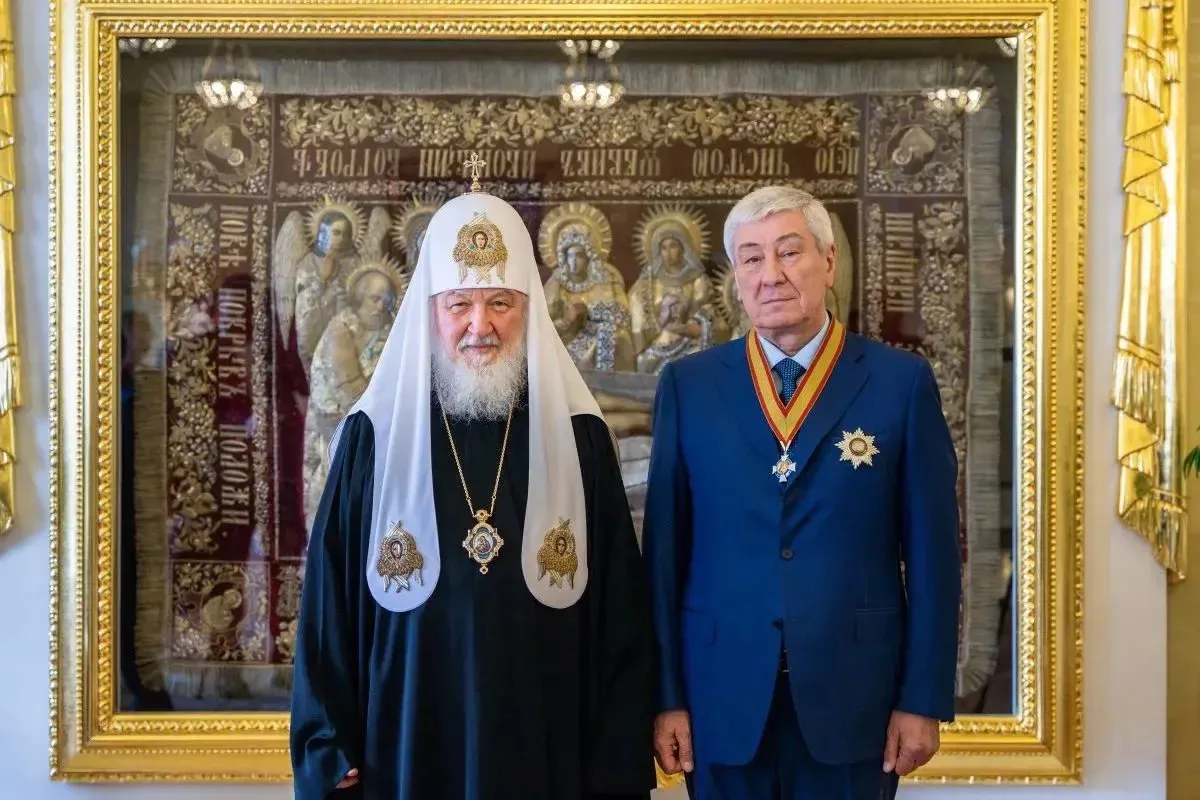 Патриарх Московский и всея Руси Кирилл вручил директору Росфинмониторинга Юрию Чиханчину орден благо