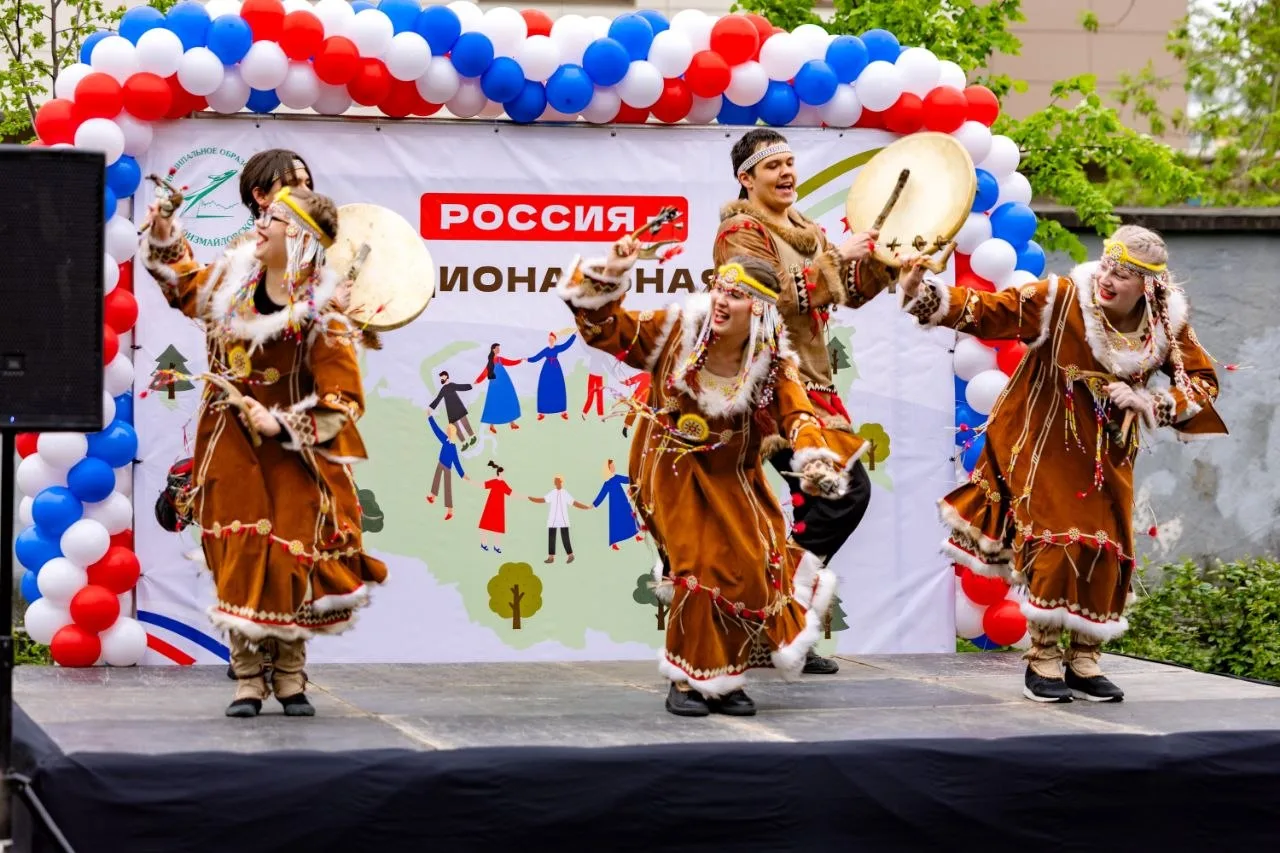 Россия — многонациональная страна: наш филиал выступил во дворе жилых домов в Петербург...