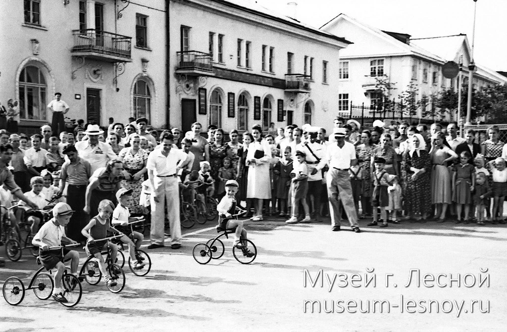 История в фотографиях
Кадр Сергея Федоровского.

70 лет назад летом 1956 года прошёл детский спортив
